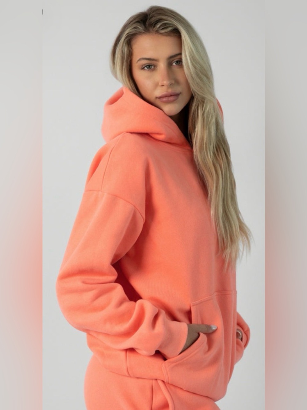 COMFRT signature hoodie color is Coral 
Hard to find🧡